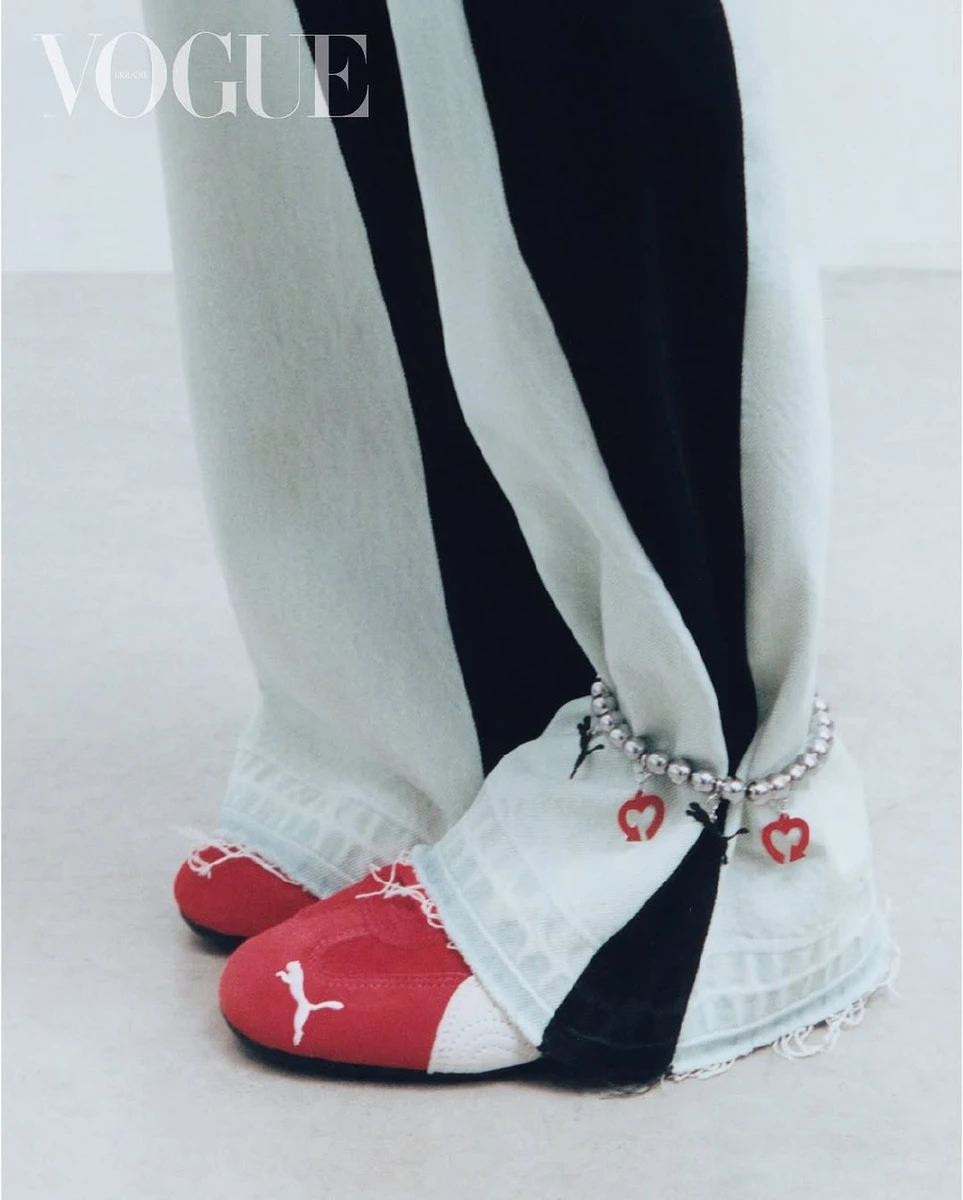 Надя у червоних кросівках