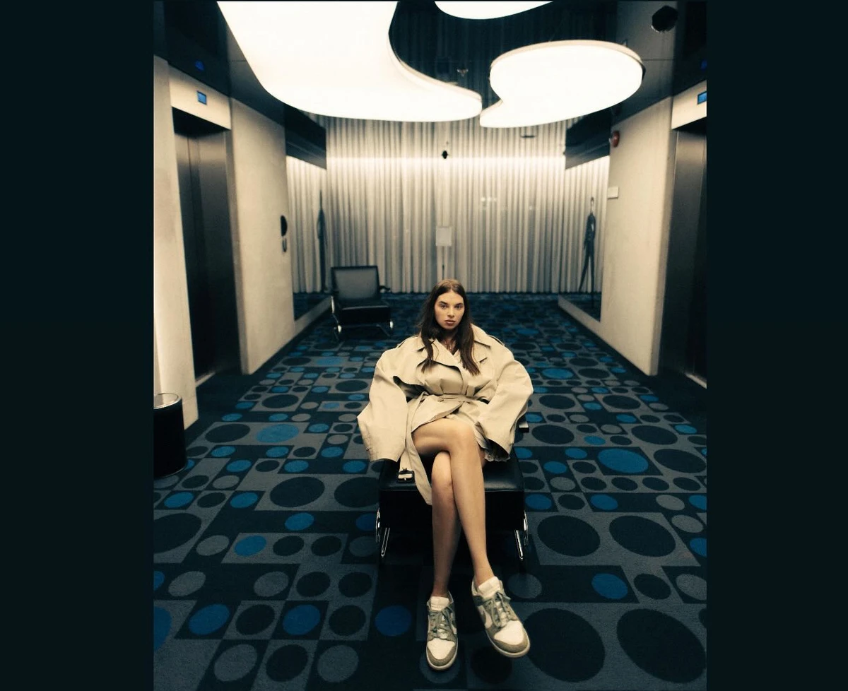 Дружина Усика присіла на крісло в короткому тренчі