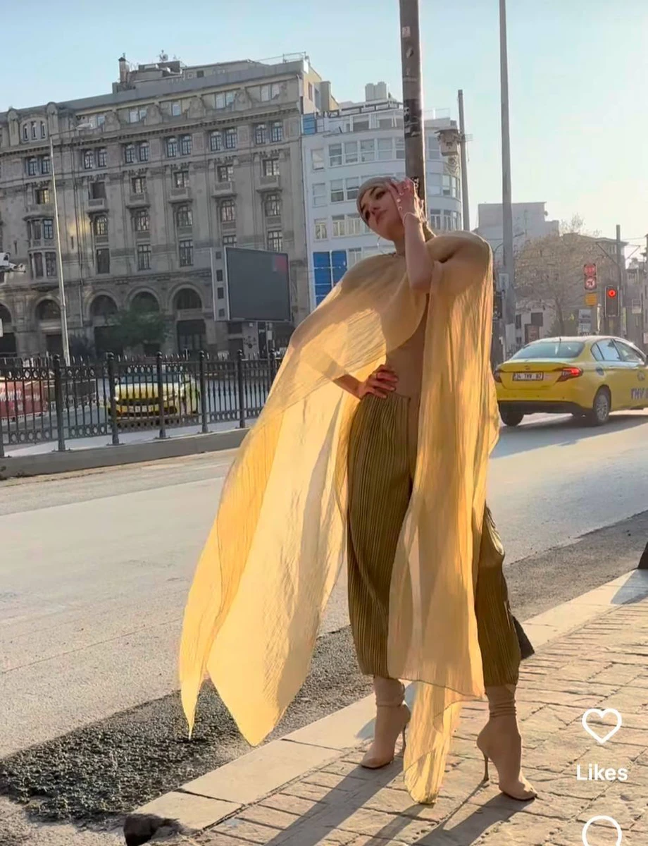 Кучеренко у бежевих луках