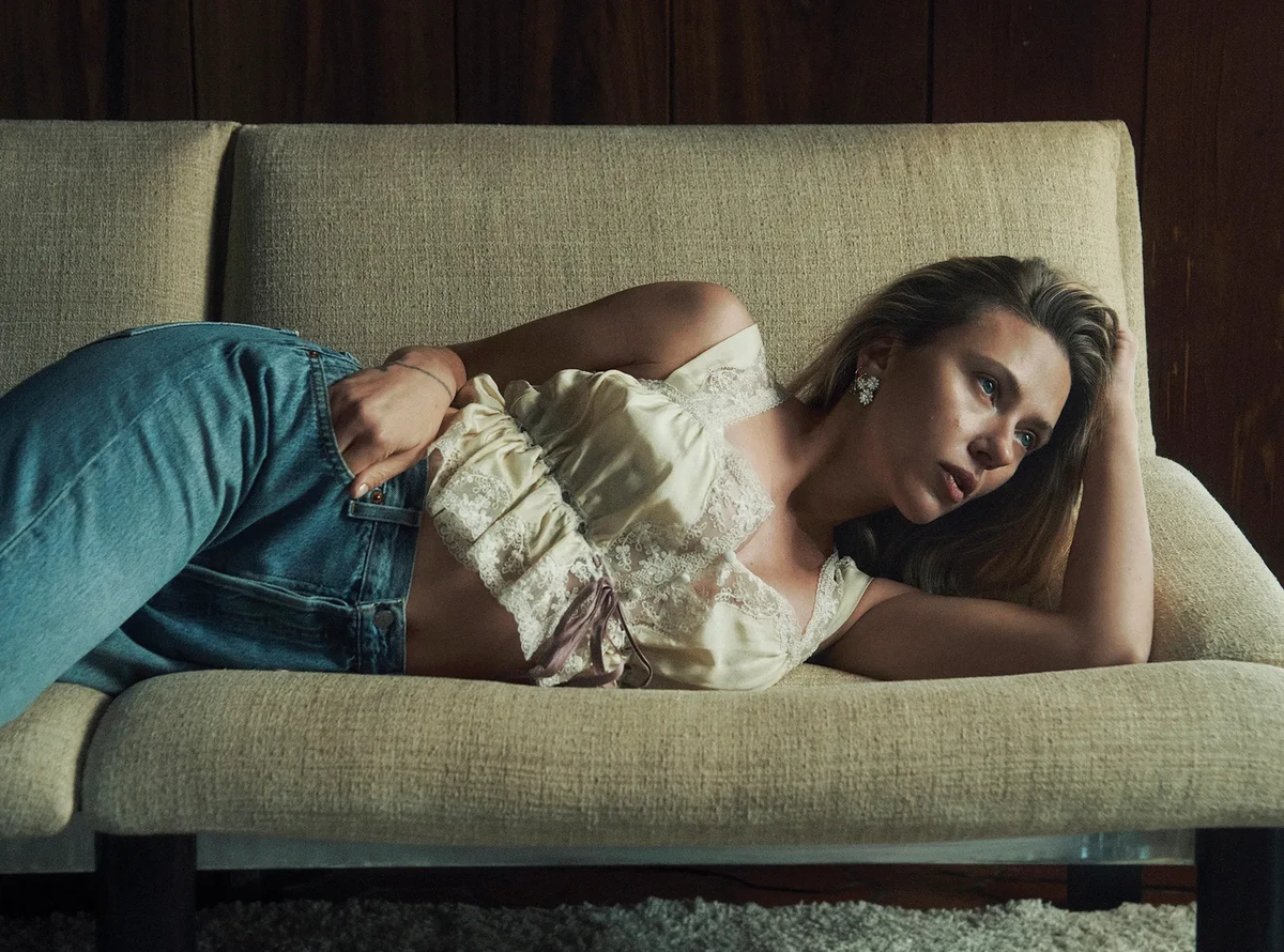 Скарлетт Йоханссон у мереживі та джинсах повигиналася на дивані
