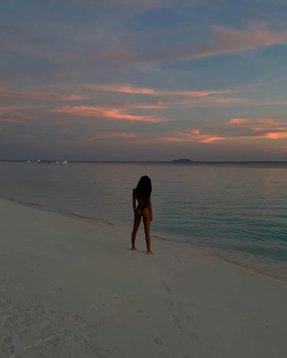 Тіна Кунакі у чорному бікіні показала фігуру на пляжі біля води