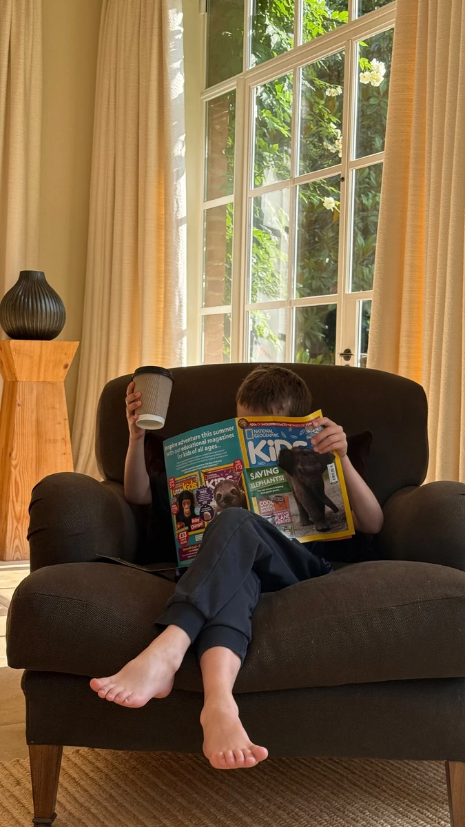 Наречена Стейтема показала їхнього сина з напоєм та журналом