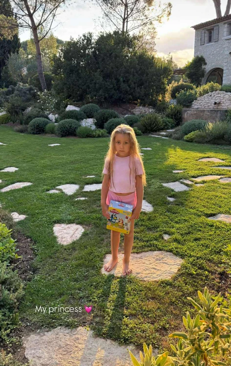 Санта Дімопулос показала дочку у милому образі у Франції