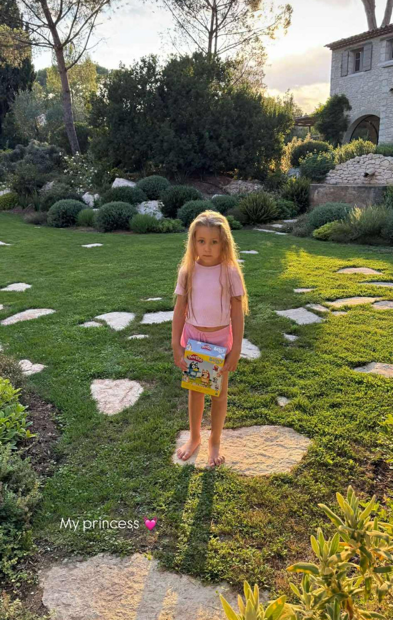 Санта Дімопулос показала дочку у милому образі у Франції