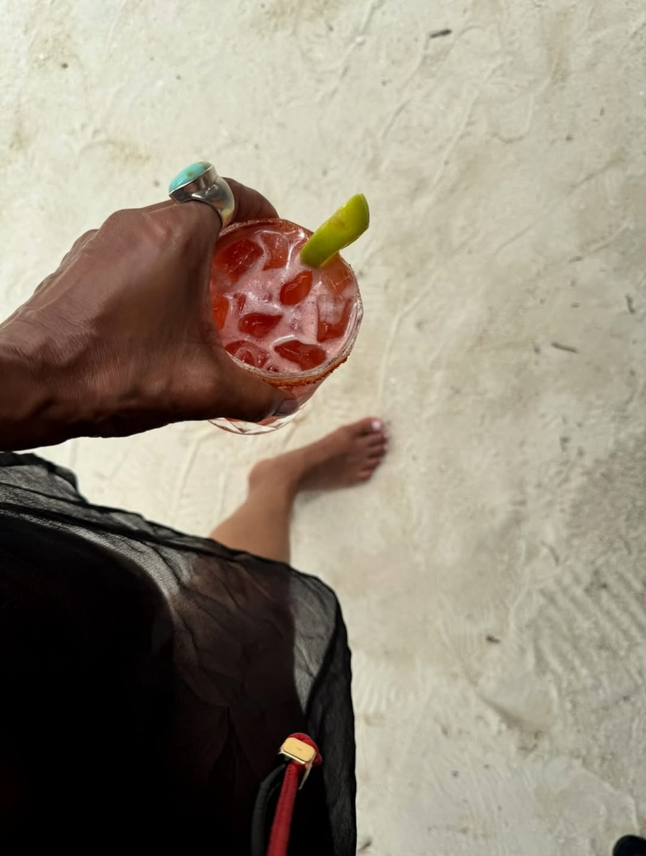 Холлі Беррі показалася з напоєм у руці на відпочинку з коханим