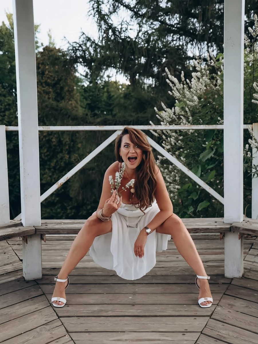 Анна Саліванчук у білій сукні блиснула ногами на лавці