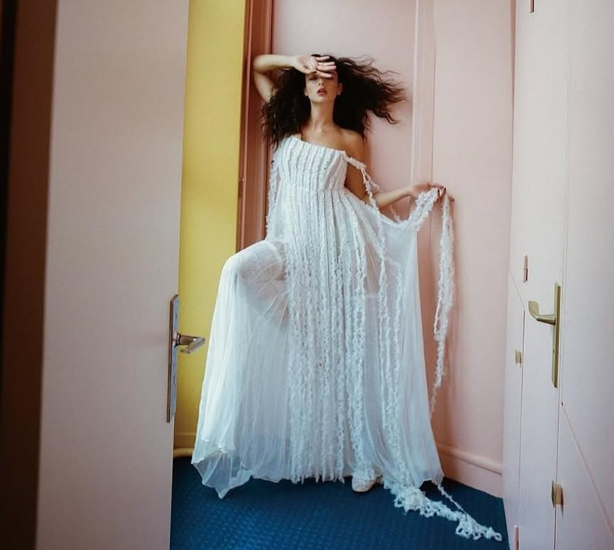 Дева Кассель у напівпрозорій сукні закинула ніжку для фото