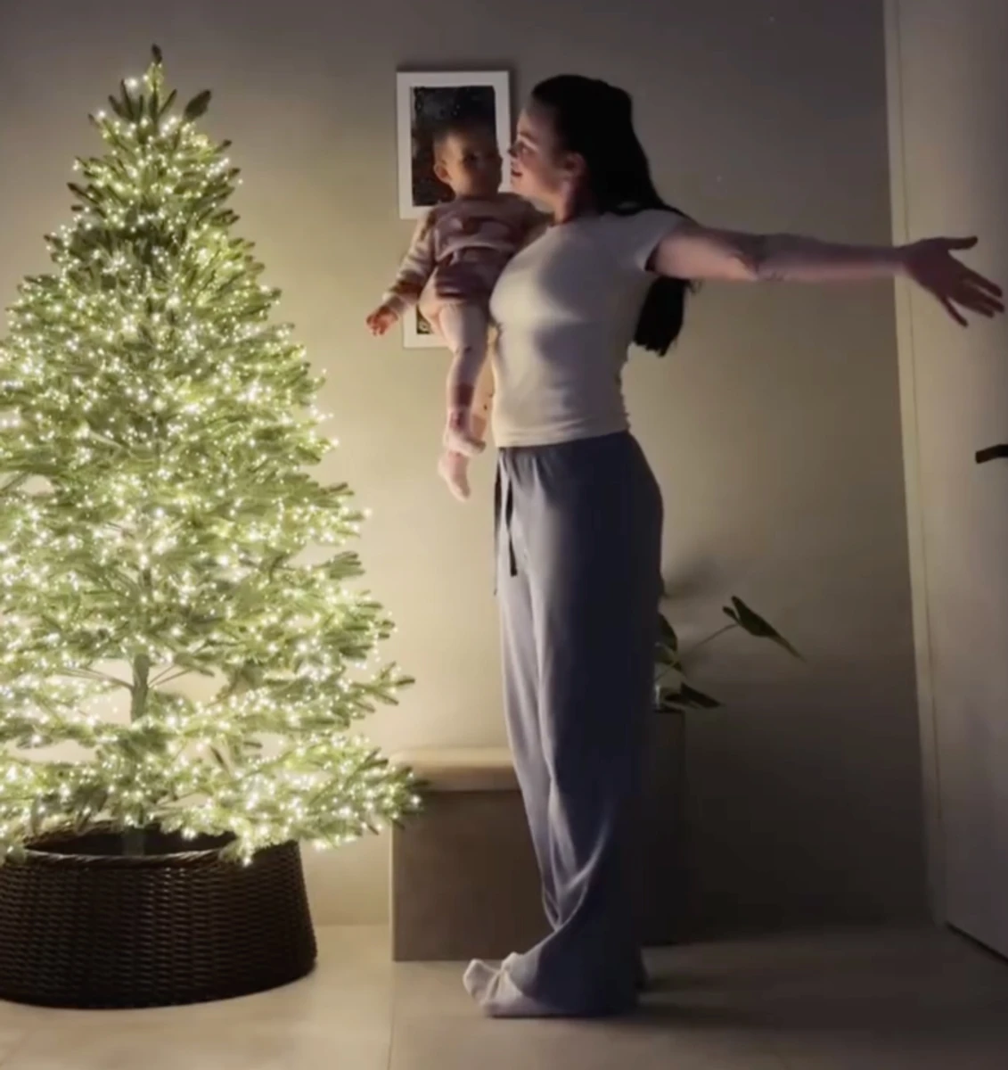 Дружина POSITIFF попозувала з їхньою дочкою біля ялинки