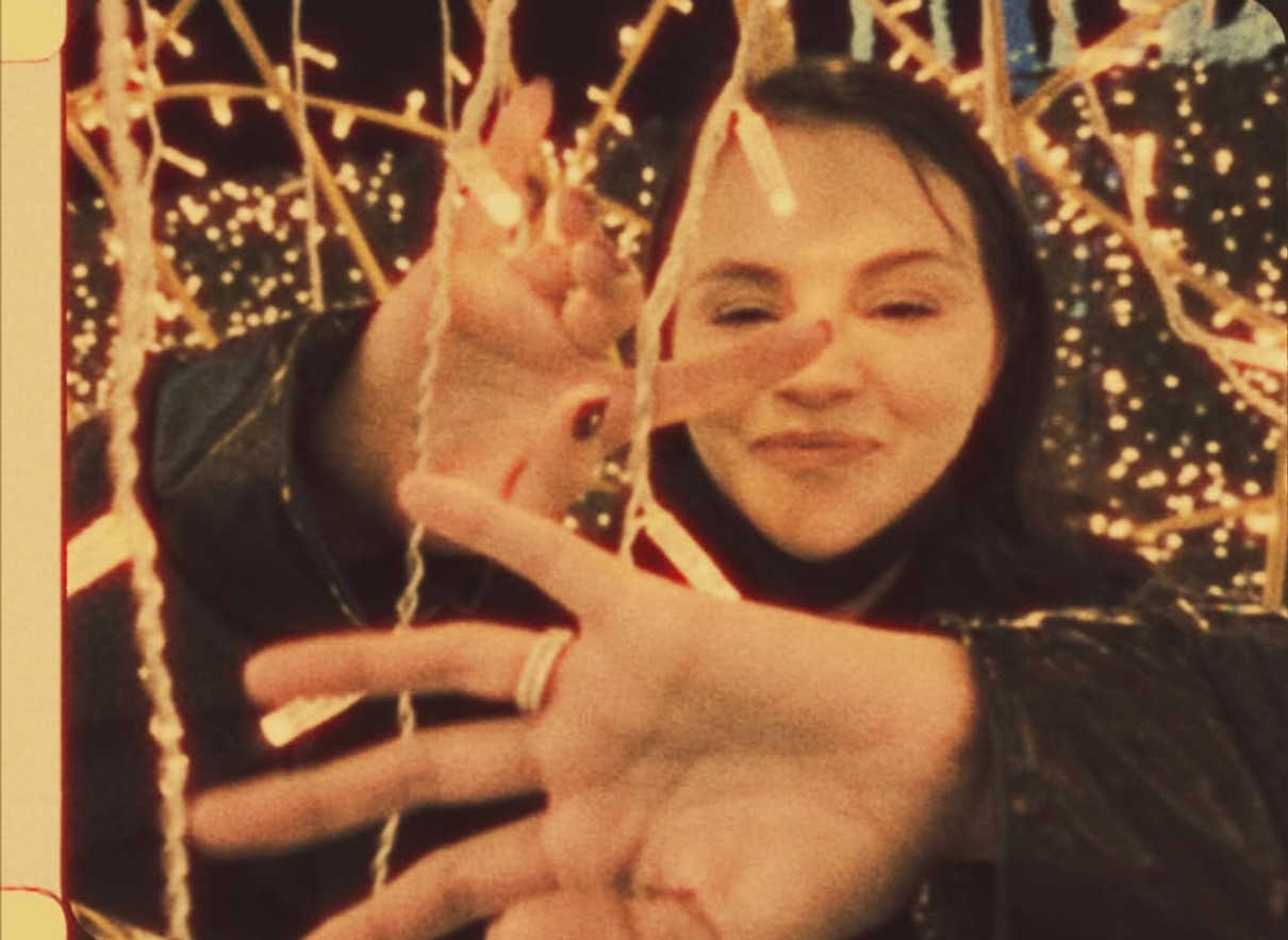 Селена Гомес попозувала серед гірлянд своєму чоловіку для фото