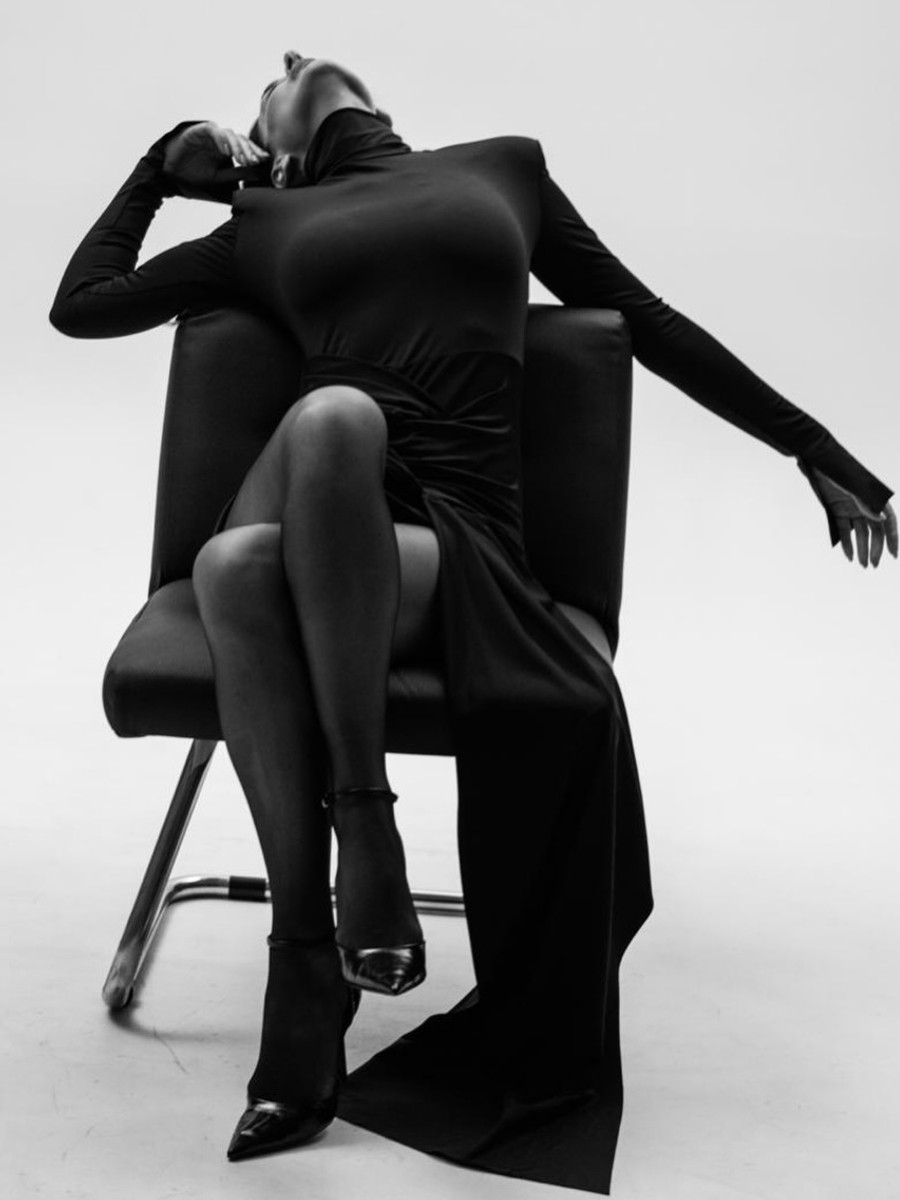 Єфросиніна вигнулася на стільці для фото