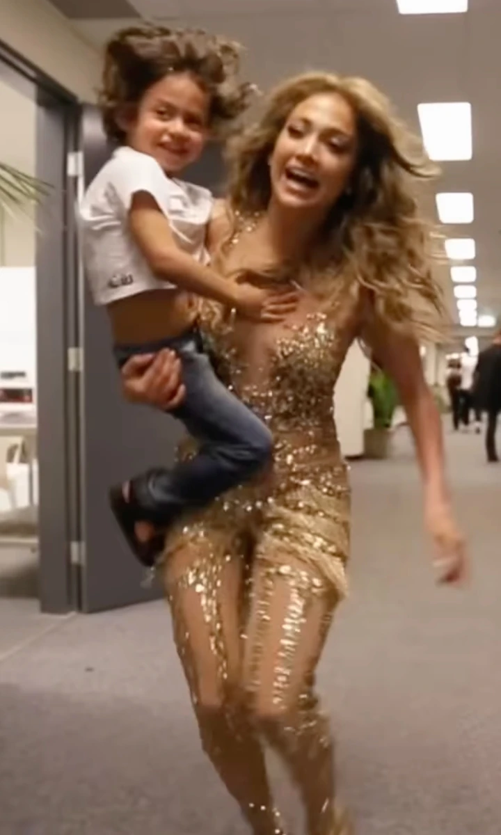 Дженніфер Лопес показалася з сином на руках