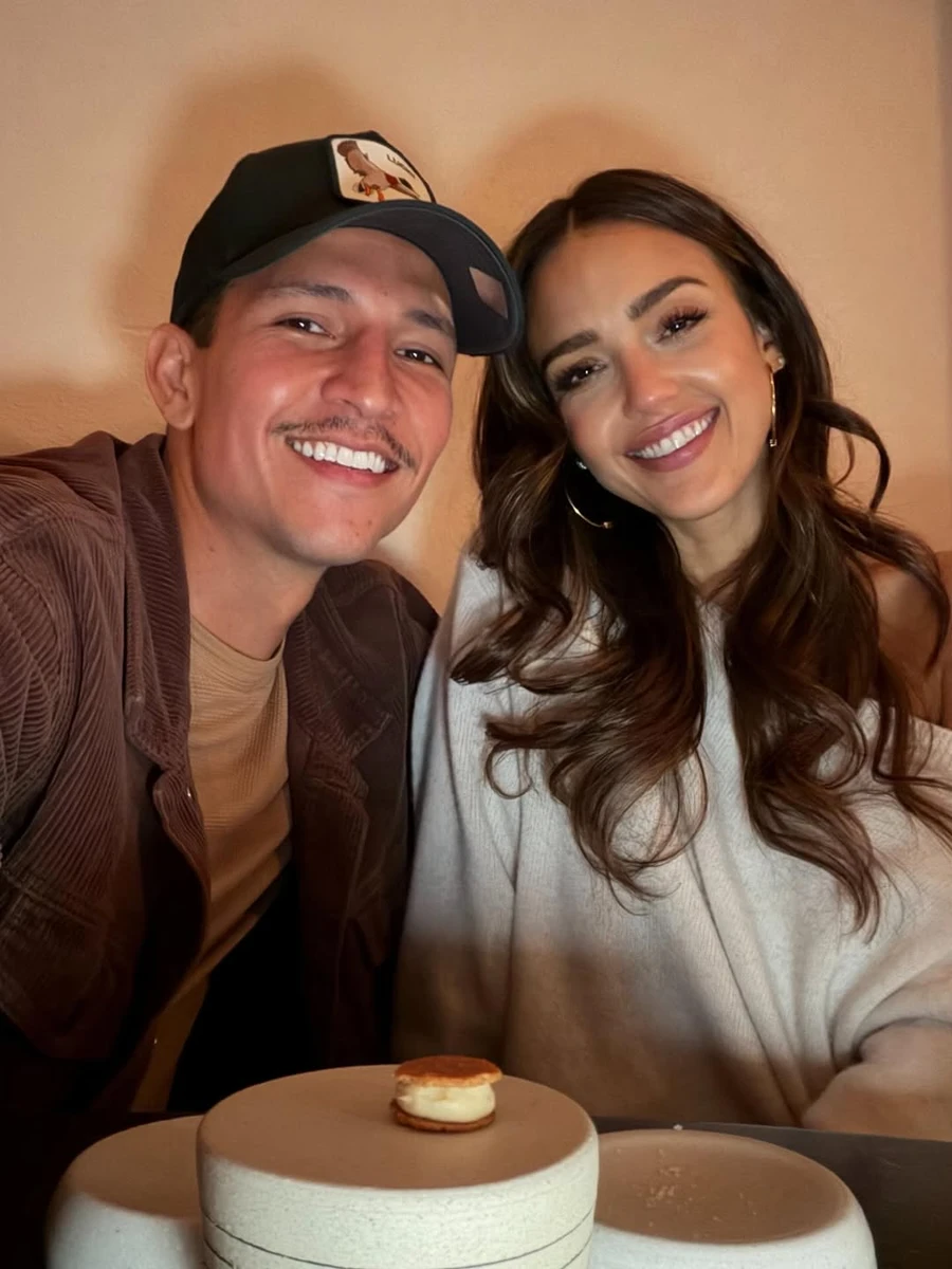 Джессіка Альба показала романтичні фото з новим коханим