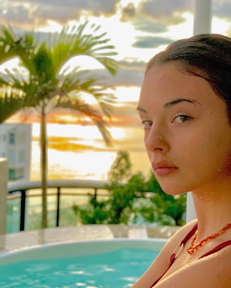 Дева – перша донька Касселя. Як відомо, в актора також є ще дві дочки: Леоні від шлюбу з Белуччі та Амазоні від Тіни Кунакі