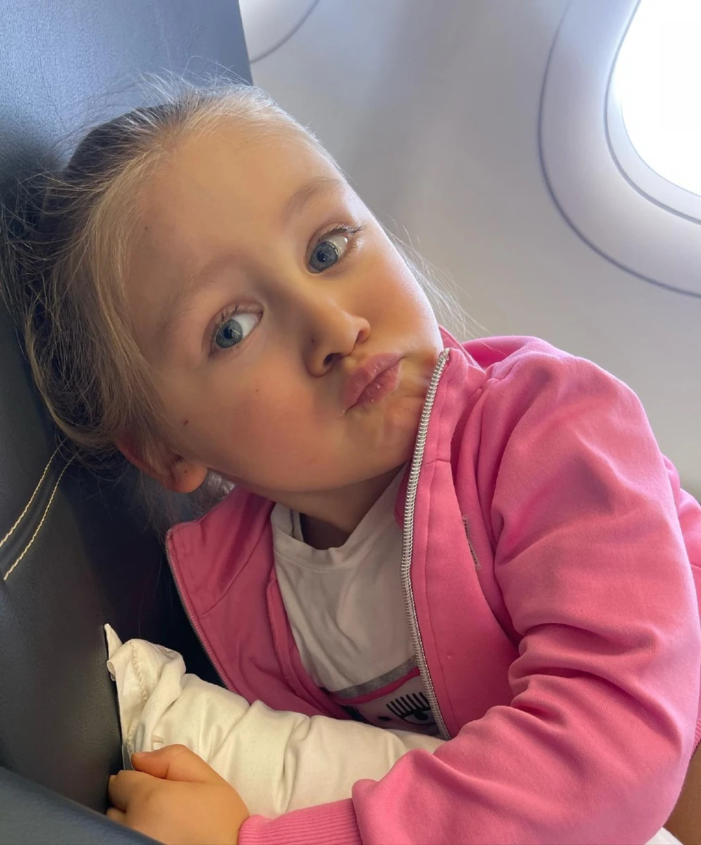 Здається, більшість часу дівчина провела у літаку