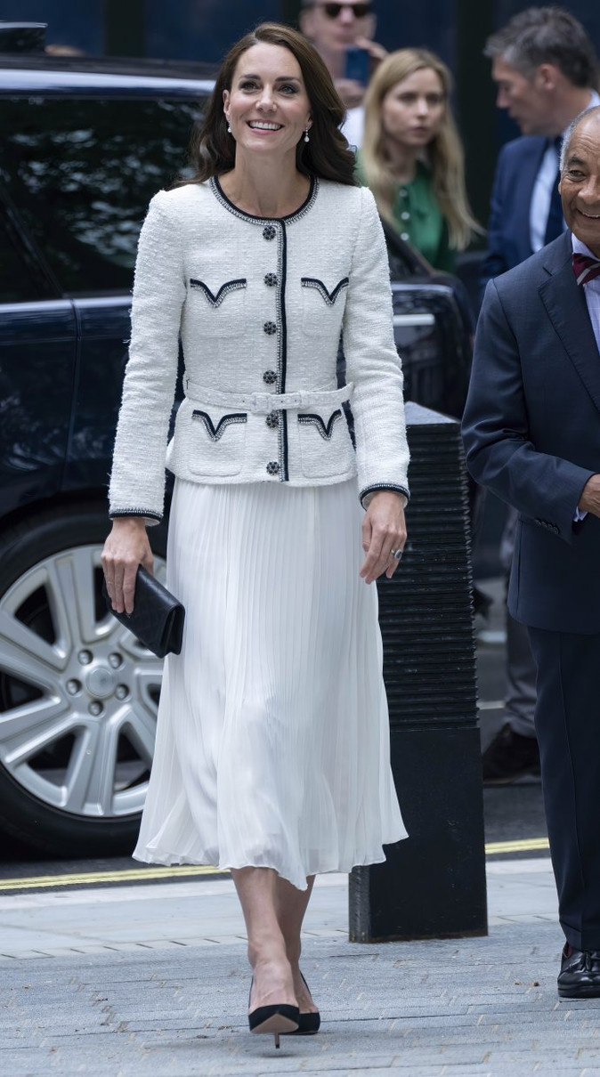 42-річна принцеса Уельська Кейт Міддлтон ефектно підкреслює талію паском