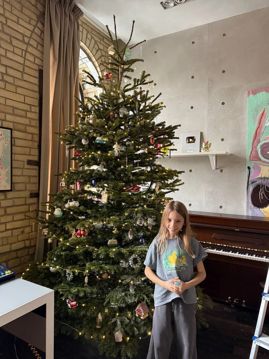 Донька Кацуріних біля ялинки