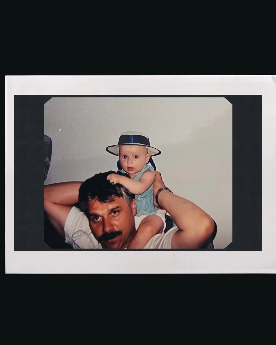 Молодий Павло Зібров посадив маленьку доньку на плечі