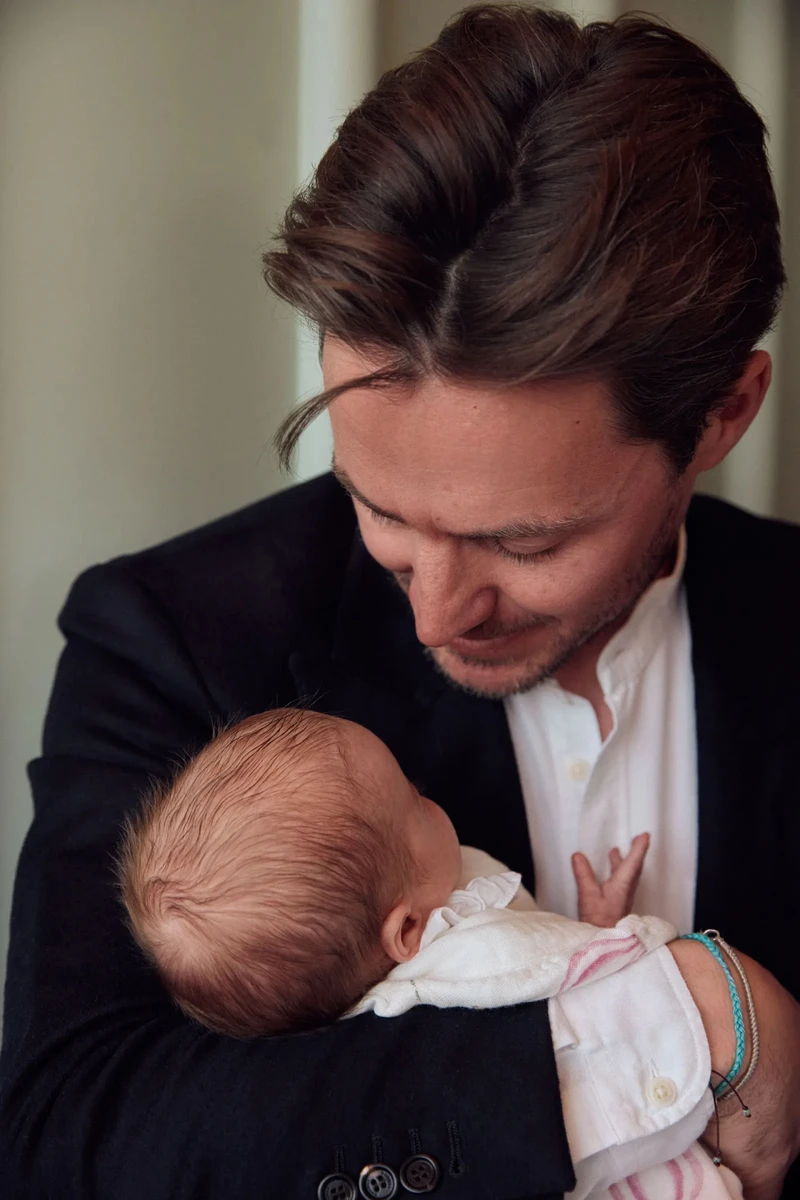 Чоловік принцеси Беатріс з їхньою дитиною