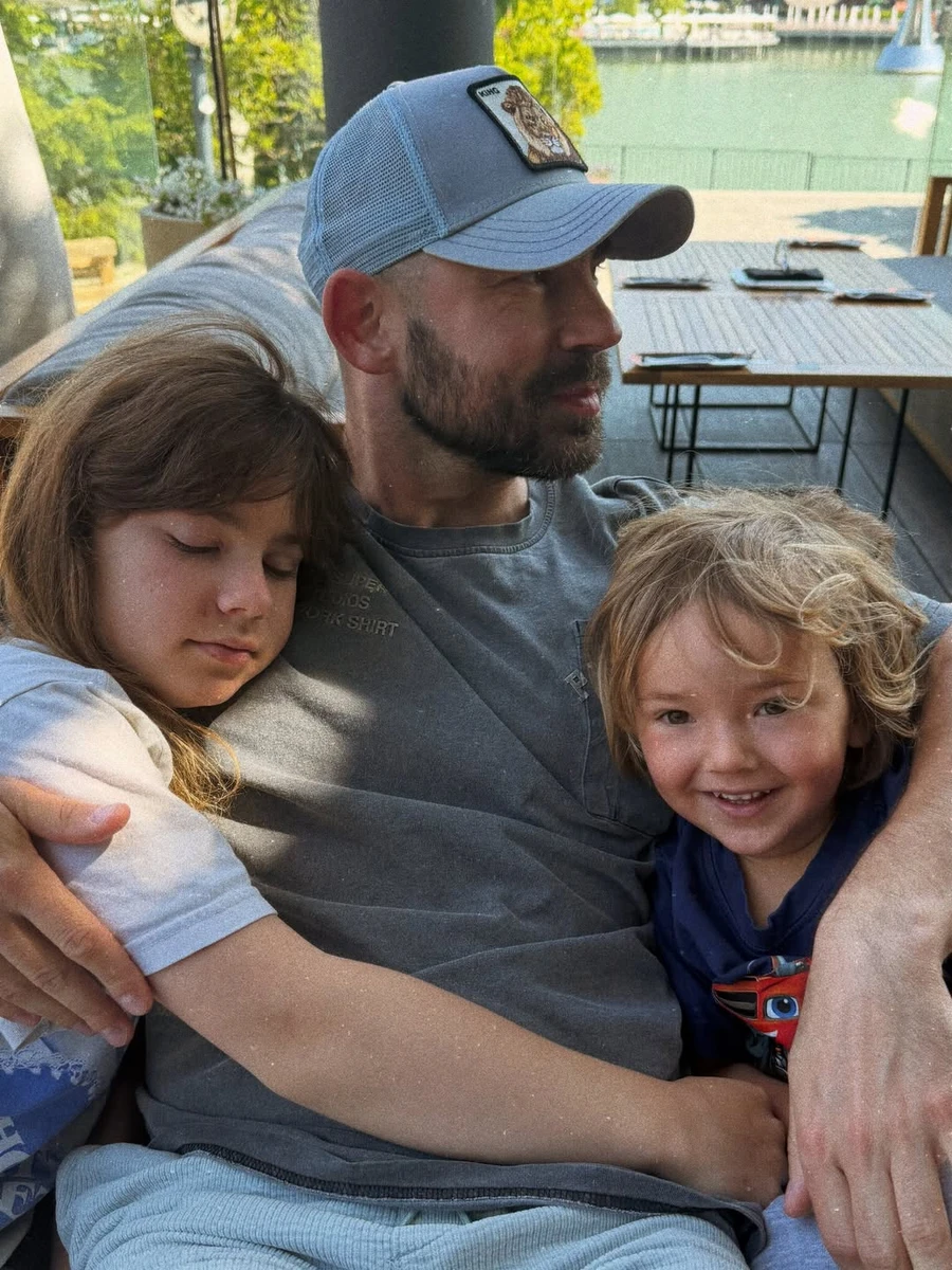 Андрій Бєдняков показався в обіймах дітей від Короткої