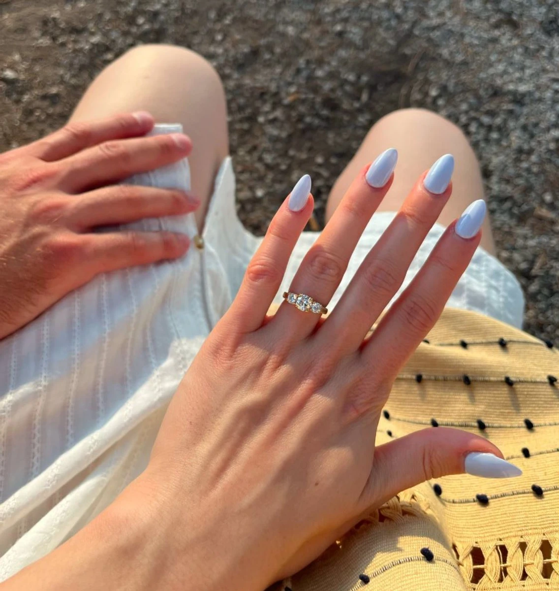 Щаслива наречена показала обручку 