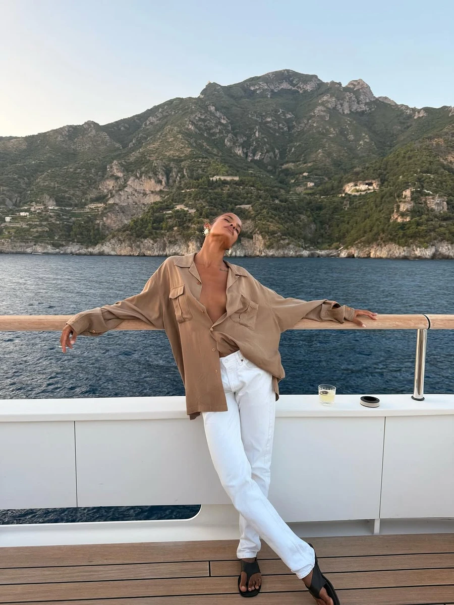 Кохана Касселя посвітила декольте та попозувала на яхті