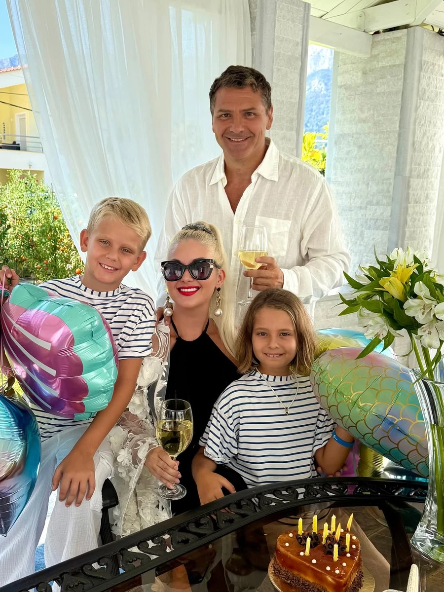 Бужинська з чоловіком і двійнятами