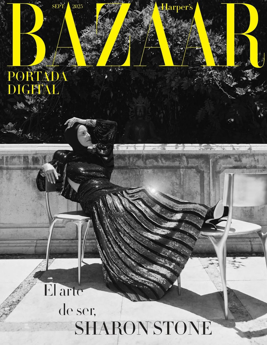 Шерон Стоун у блискучій сукні ефектно полежала для фото в глянці