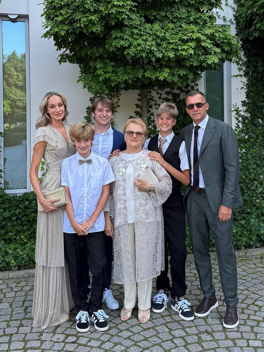 Родина Шевченко на сімейному фото