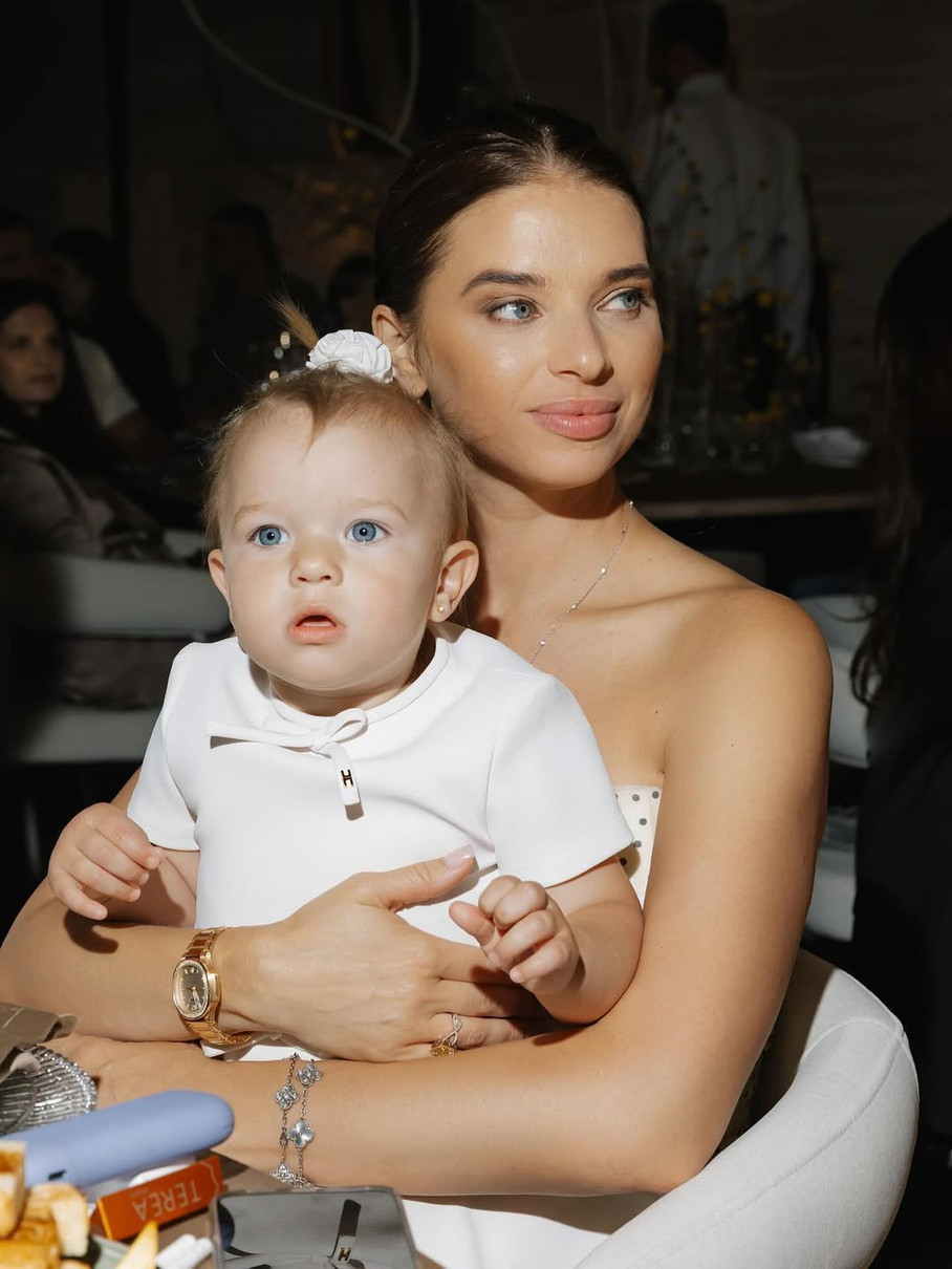 Дружина Усика з молодшою дочкою на руках попозувала на заході