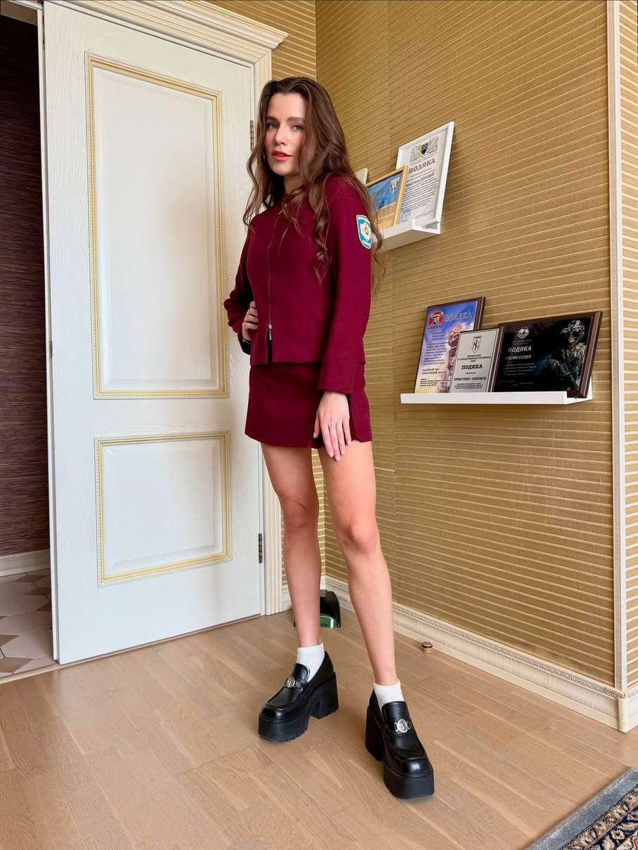 Христина Соловій у міні показалася в своїй шкільній формі