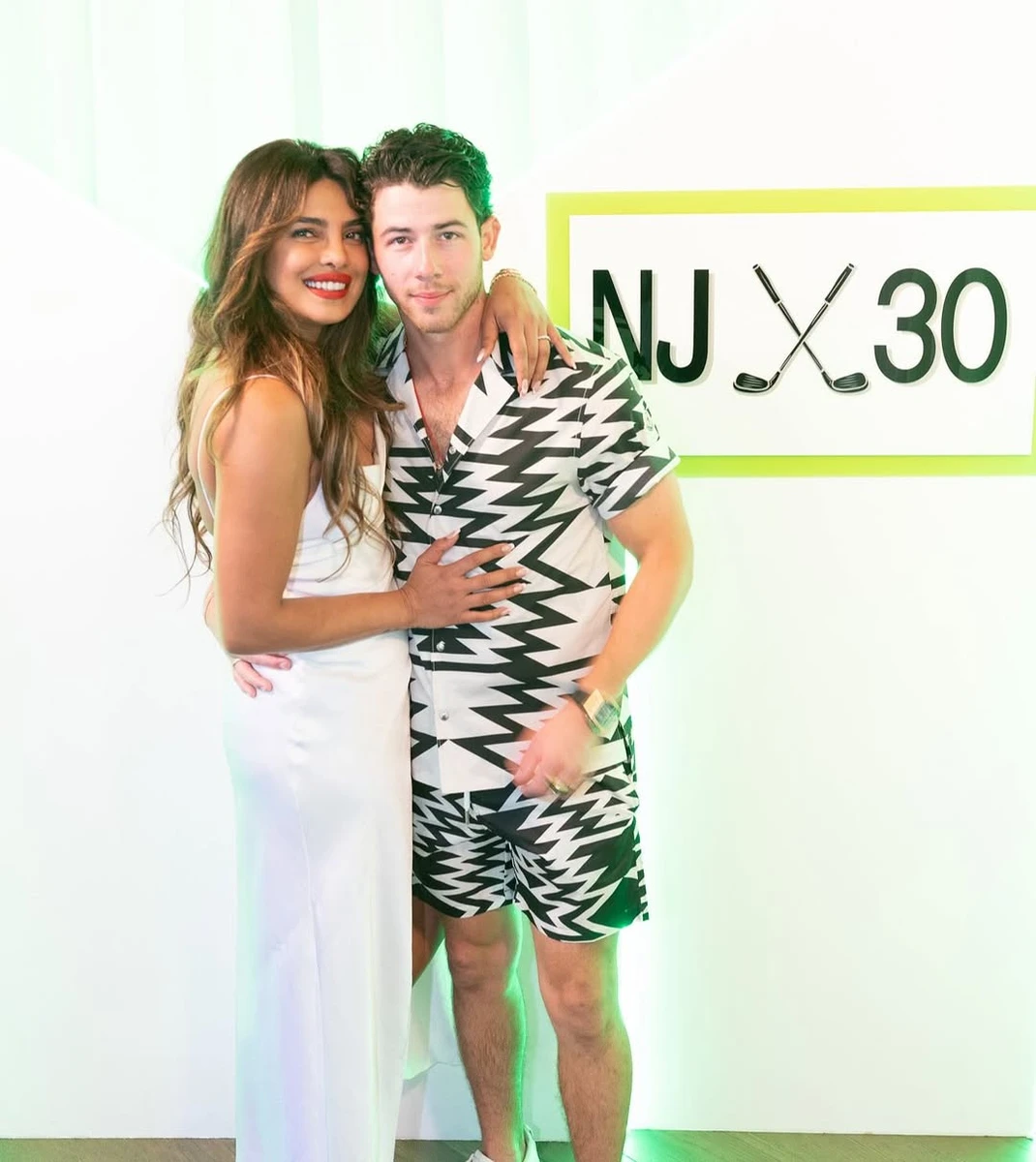 Пріянка Чопра притулилася до чоловіка для милого фото