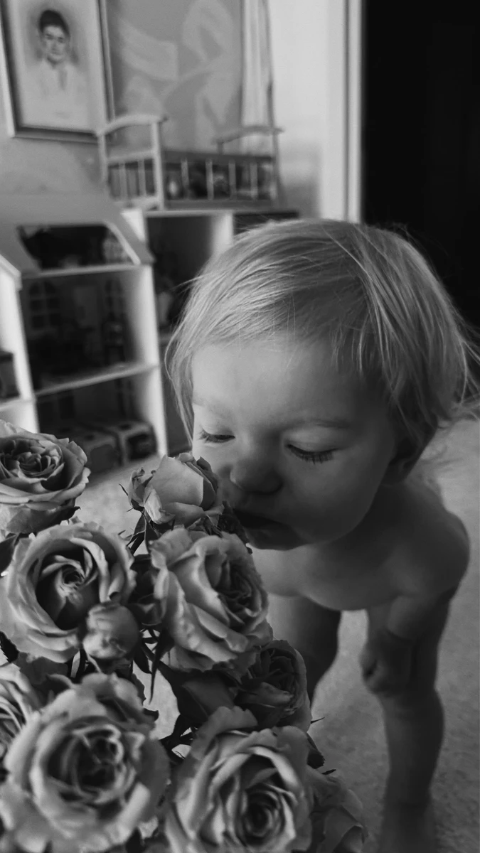 Саша Бо замилувала фото маленької дочки з трояндами