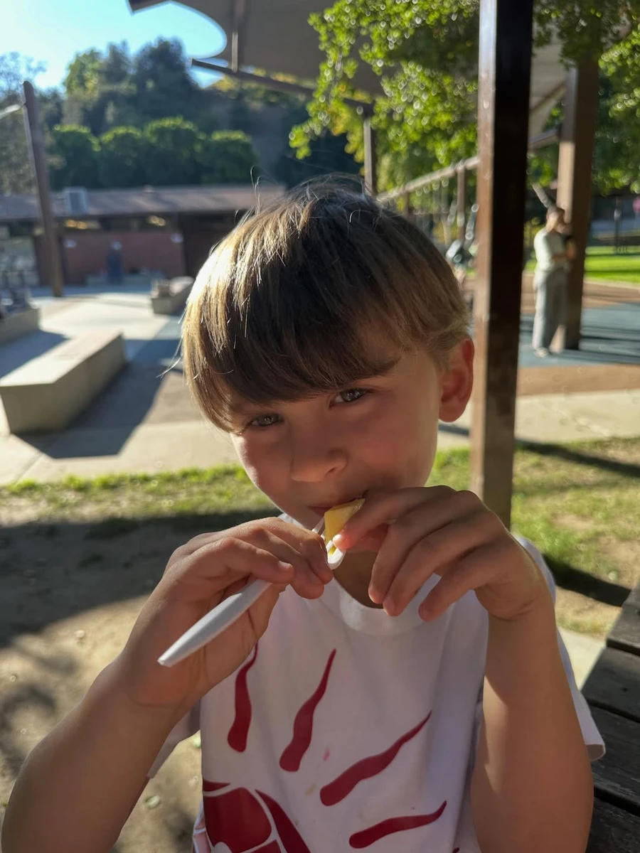 Хіларія Болдуїн показала сина на сімейній прогулянці