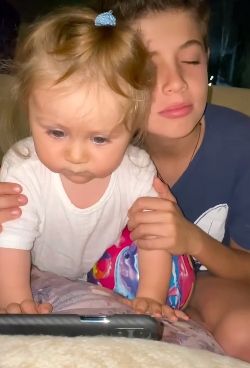 Санти Дімопулос замилувала фото сина з його сестричкою у святковий день