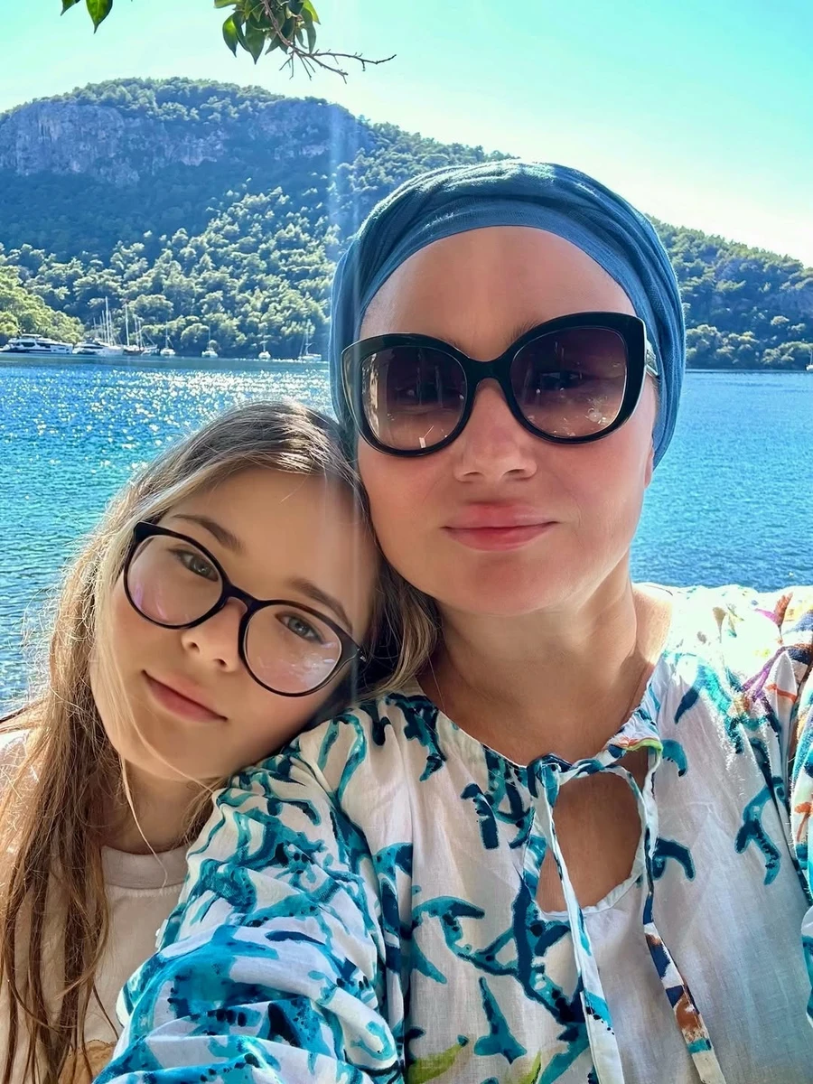 Олена Мозгова зі своєю дочкою на фото