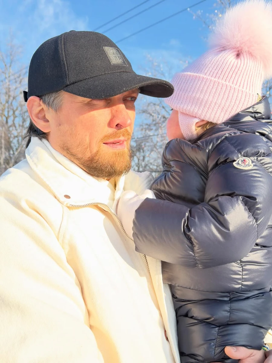 Олександр Усик з дочкою на руках