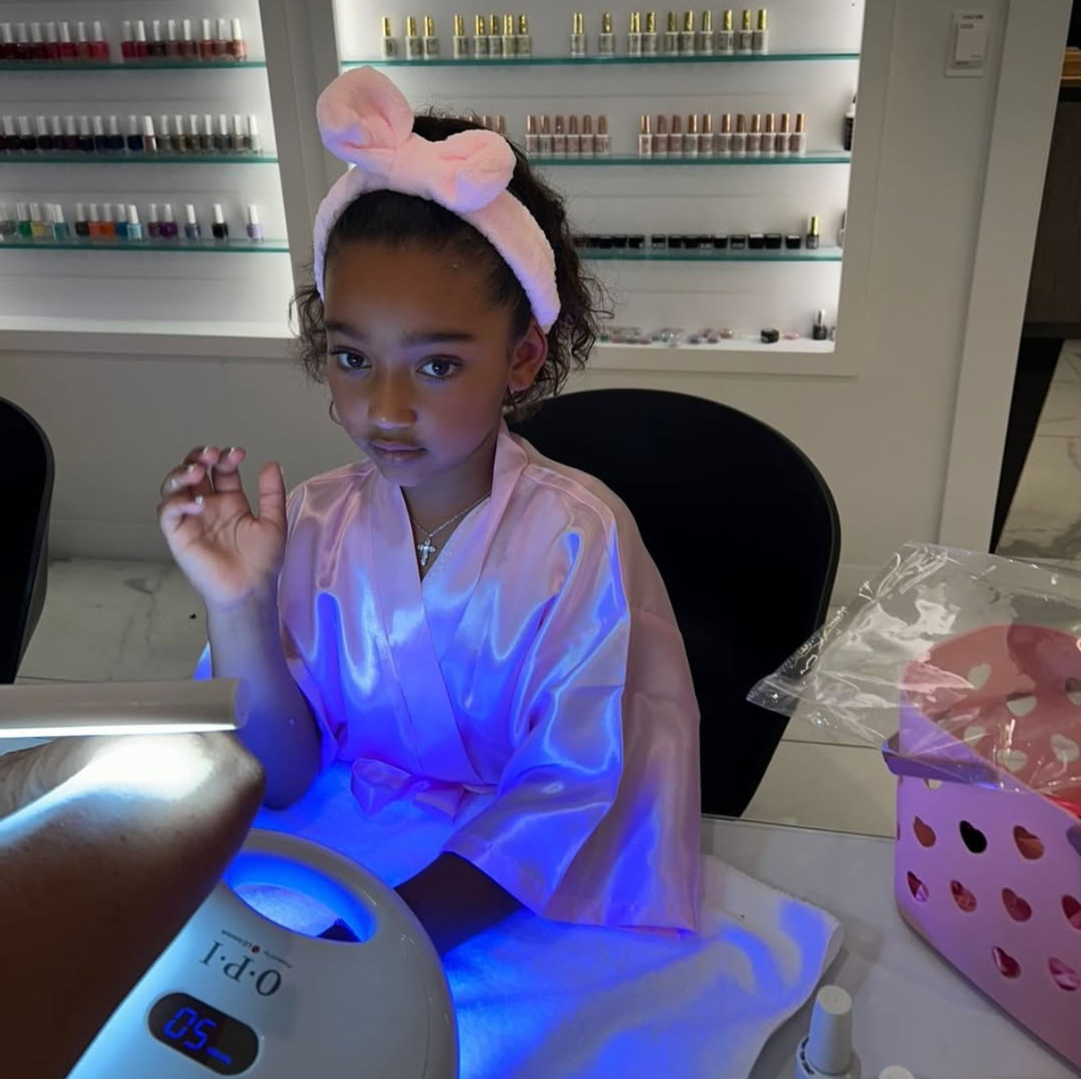 Кім Кардашян похвалилася стильною дочкою в салоні краси