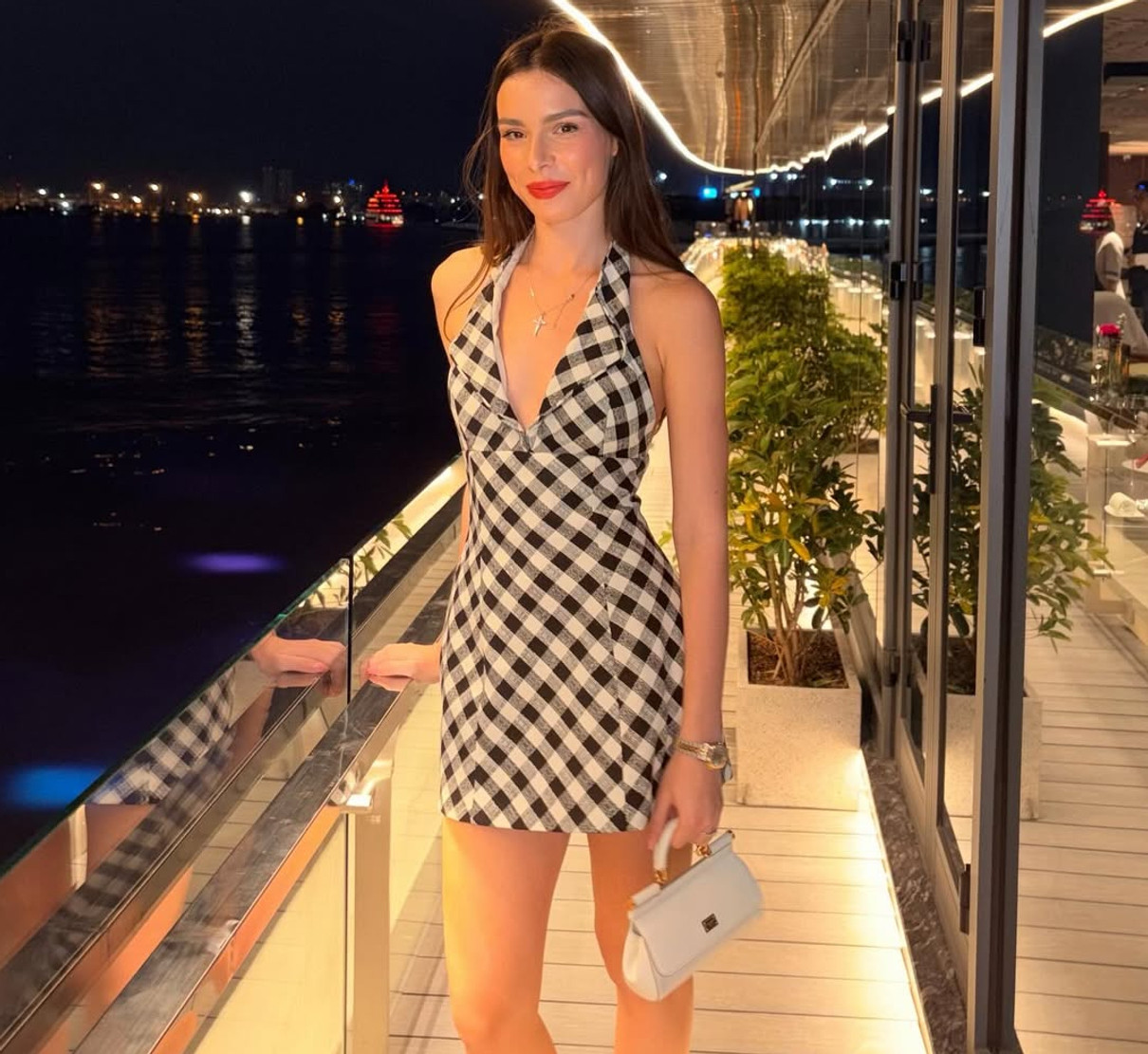 Євтушенко тим часом похвалилася стрункою фігурою на балконі ресторану