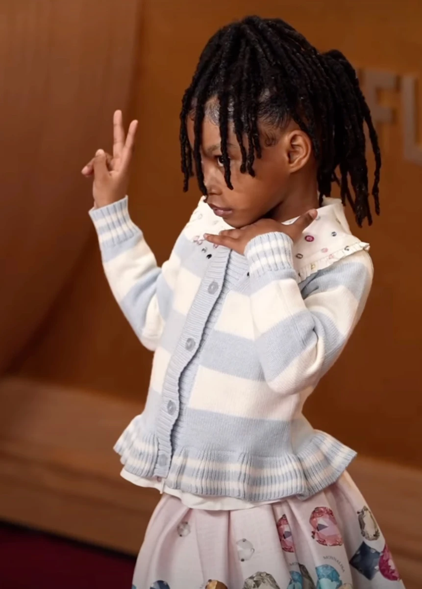 5-річна дочка Теяни Тейлор попозувала на хіднику у милому луці