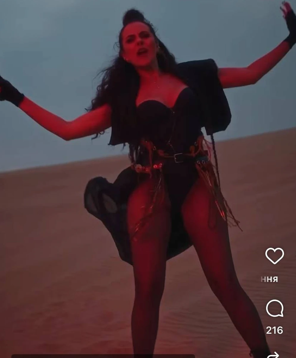 Настя Каменських показала новий кліп у пустелі