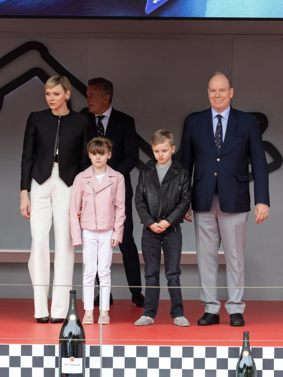 Княжа родина частенько з'являється на урочистих заходах, однак подейкують, що Шарлін з Альбером не живуть разом