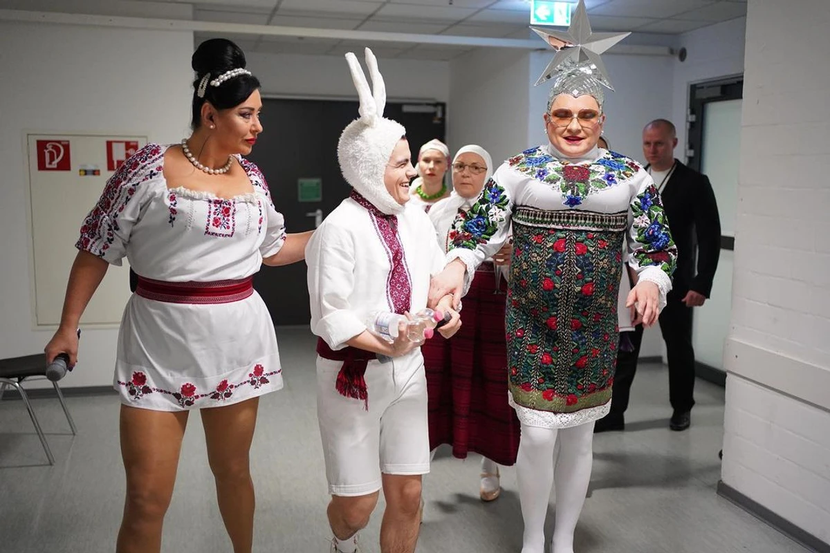 Образ Вєрки Сердючки надихає і команду, яка теж одягнена відповідно. Навіть зайці не є винятком 