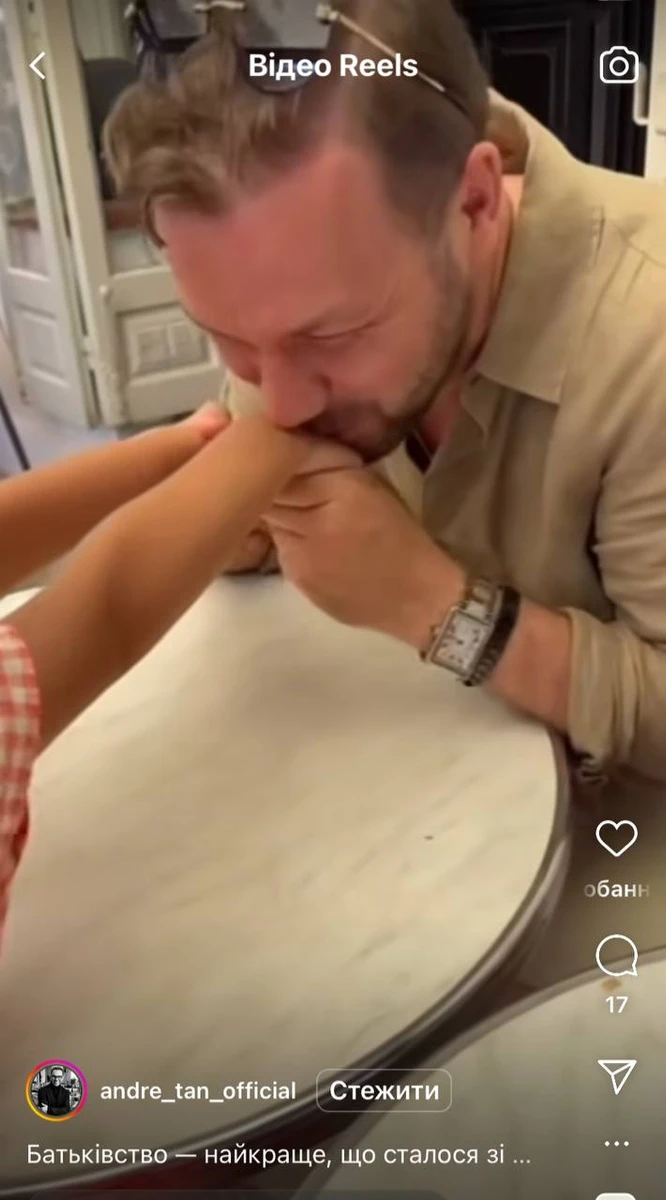 Андре Тан цілує руки доньки