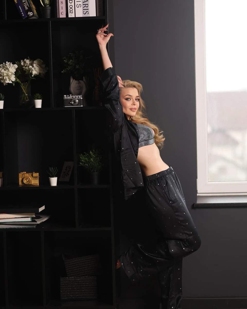 Гросу посвітила фігурою біля шафи