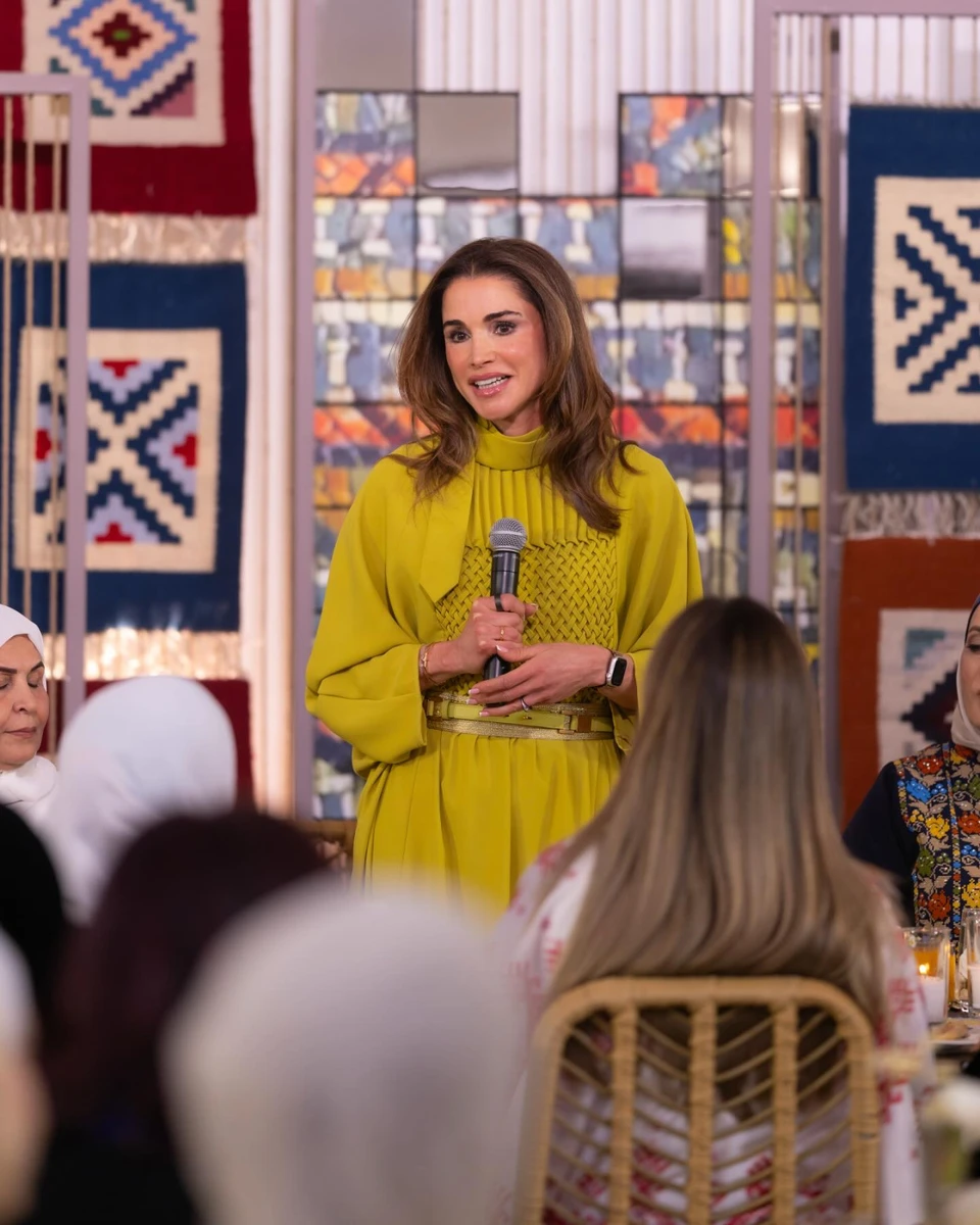 Королева Ранія у яскравій сукні