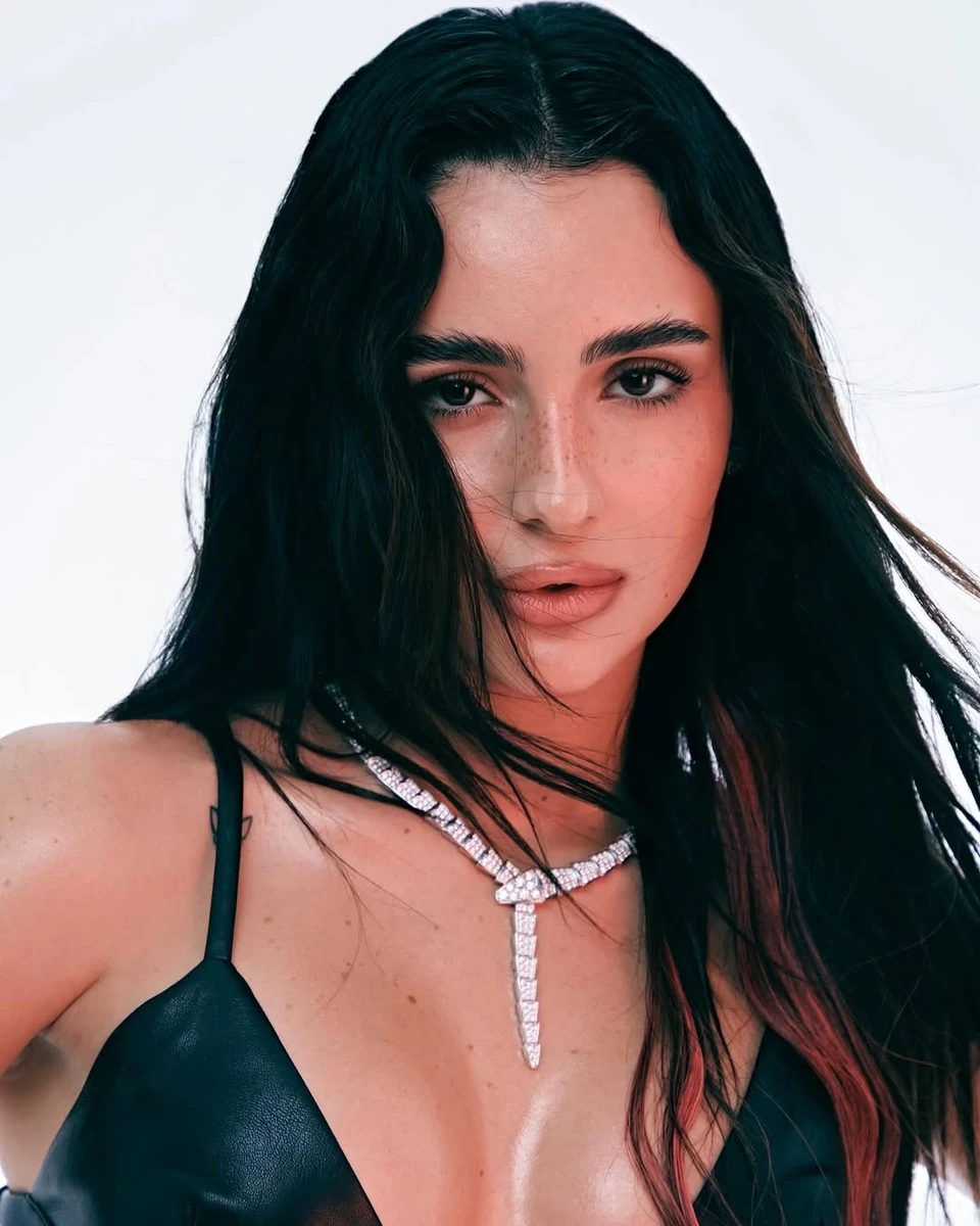 Анна Трінчер наробила спокусливих фото