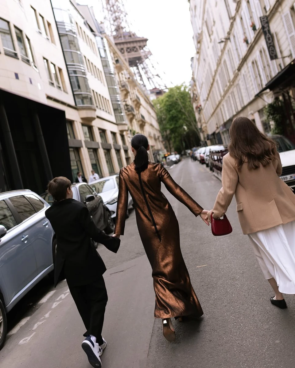 Єфросиніна з дітьми у Парижі