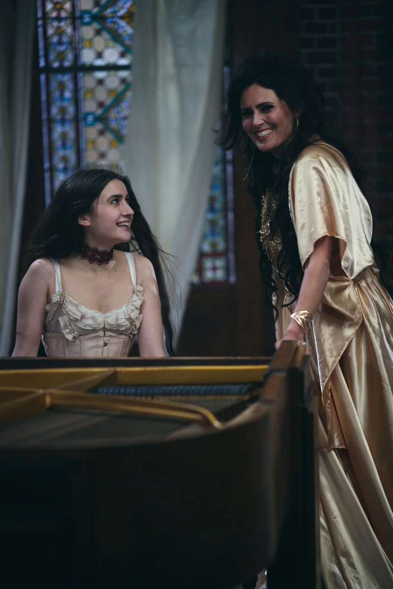 Jerry Heil в кліпі на пісню з гуртом Within Temptation