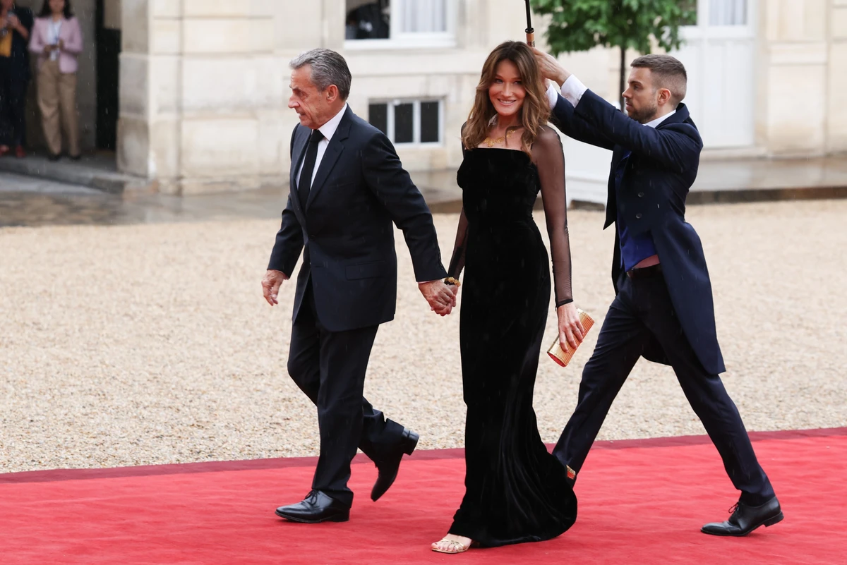 Карла Бруні з чоловіком на червоній доріжці