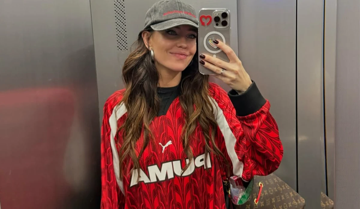 Надя Дорофєєва робить селфі в дзеркало